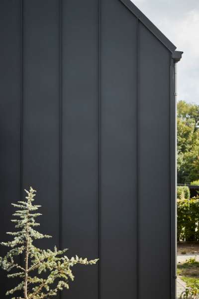 Red-brick house from the 1970s “repackaged” in steel profiles, Bakkelyparken 37, 8680 Ry